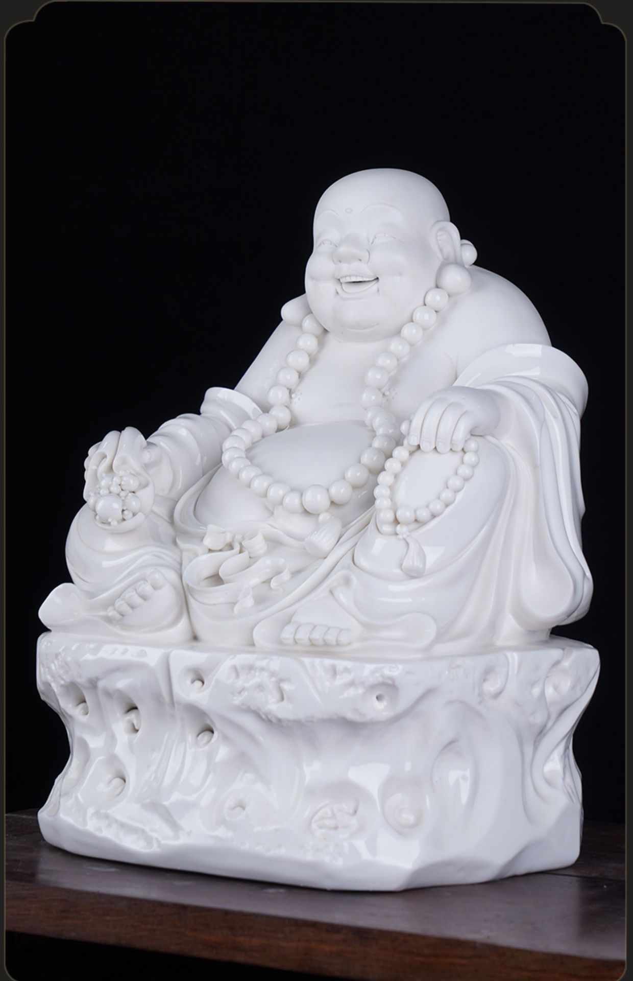 坐岩笑弥勒 一尊白瓷雕塑中的禅意与家居美学